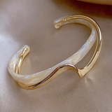 Pulseira aberta elegante com esmalte branco e dourado