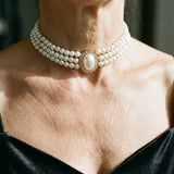 Colar elegante com três pérolas