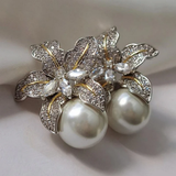 Elegantes Brincos com Flor e Pérola