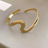 Pulseira aberta clássica com onda dourada