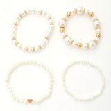 Conjunto de elegantes pulseiras em forma de coração com pérolas