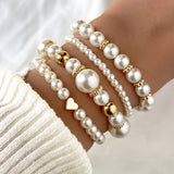 Conjunto de elegantes pulseiras em forma de coração com pérolas