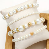Conjunto de elegantes pulseiras em forma de coração com pérolas