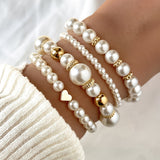 Conjunto de elegantes pulseiras de coração com pérolas