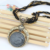 Colar vintage com pendente étnico de cristal verde
