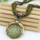 Colar vintage com pendente étnico de cristal verde