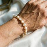 Bracelete vintage branco com pérolas e ouro