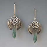 Brincos vintage com pedras verdes penduradas